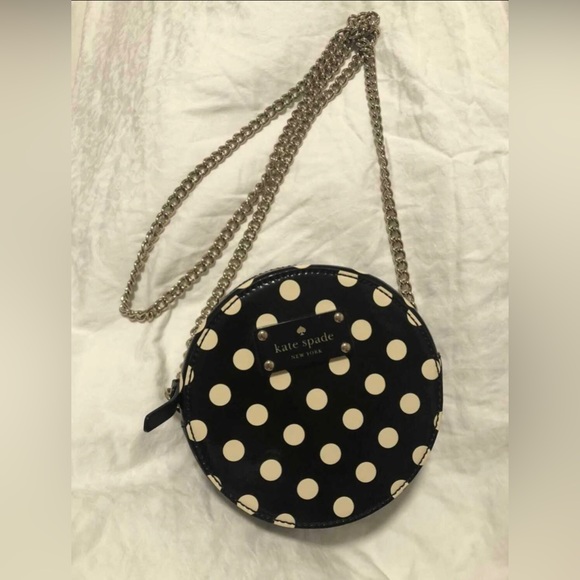 kate spade Handbags - 🤩HARD TO FIND🤩AUTHENTIC Timeless Classy Small Round Kate spade ♠️